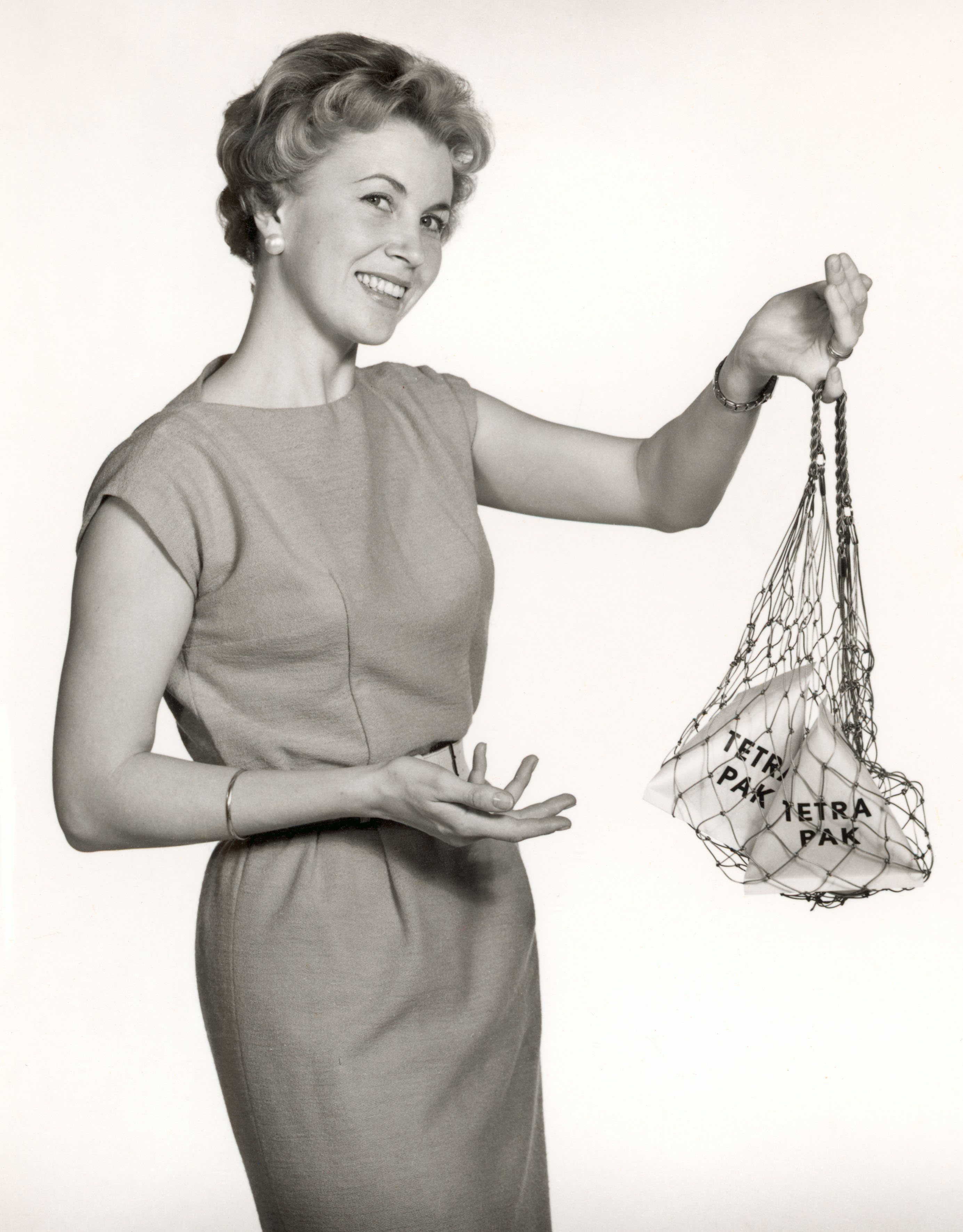 1950's housewife_with_shopping_net,_1950s